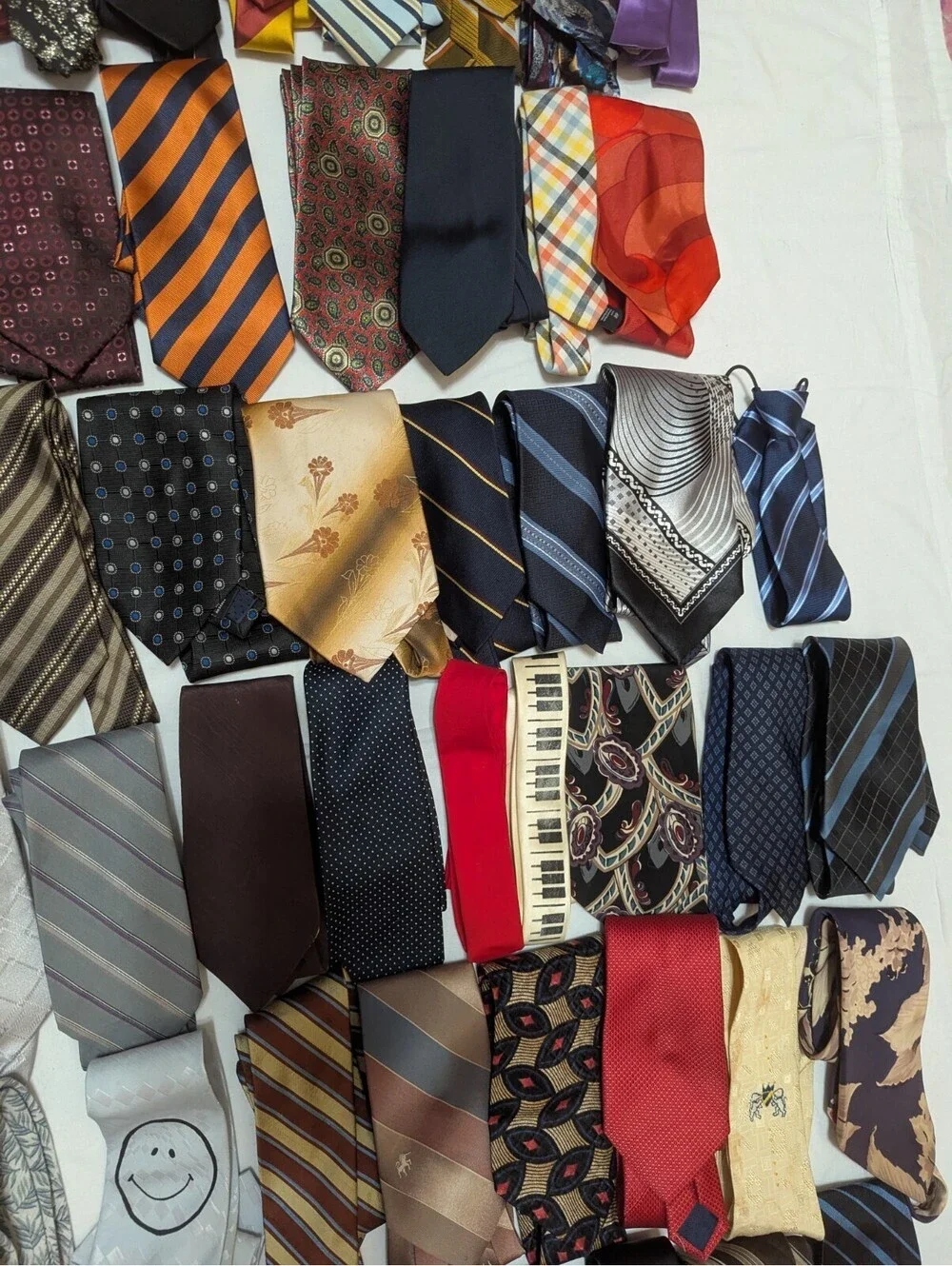 Large Lot of 150 Mens Neckties Ties for Wear Or Crafts Various Brands Colors
